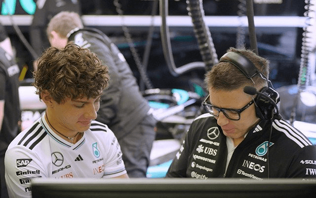 Andrea Kimi Antonelli e Peter Bonnington durante shakedown do W16