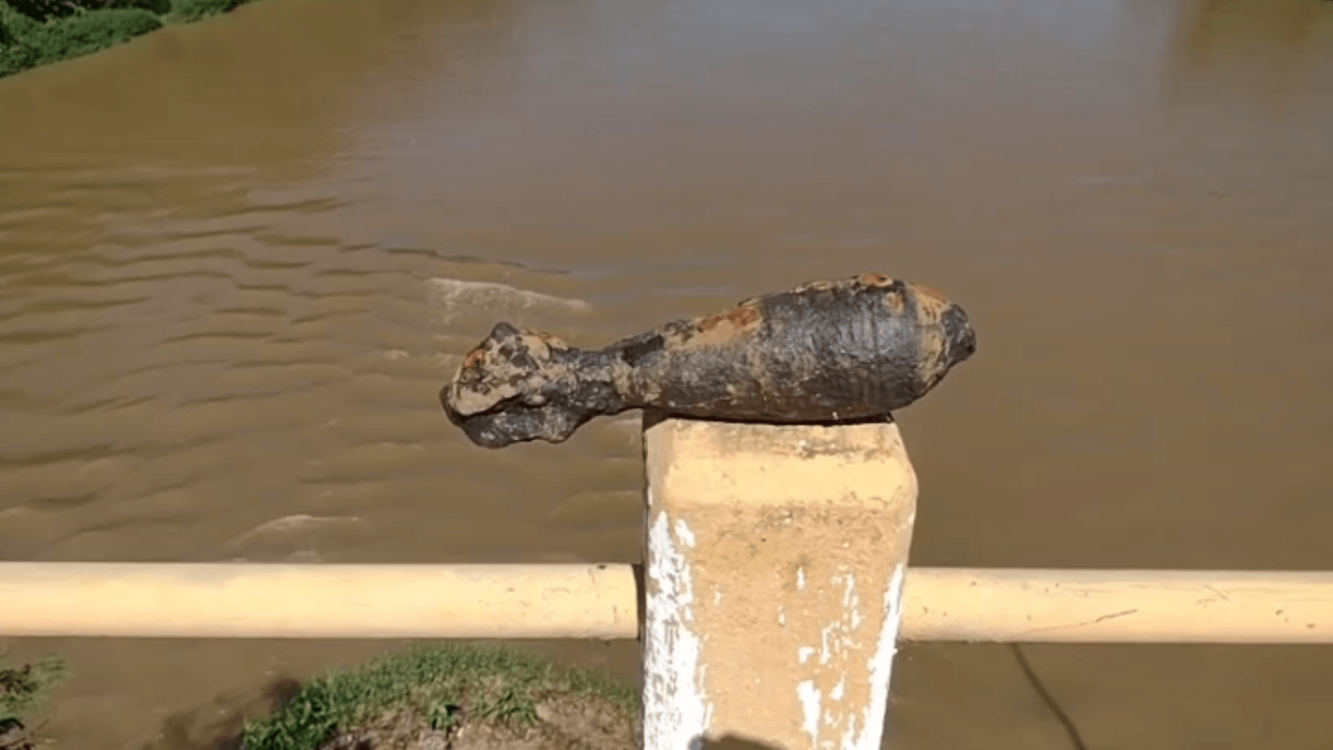 Pescador encontra bomba no Rio Paraíba do Sul e interdita ponte em Pindamonhangaba