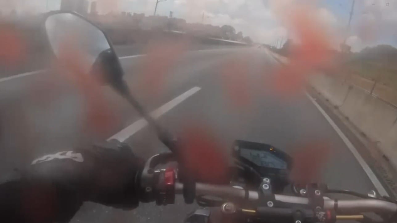 Câmera de capacete mostra motociclista tendo mão cortada por linha de pipa em SP