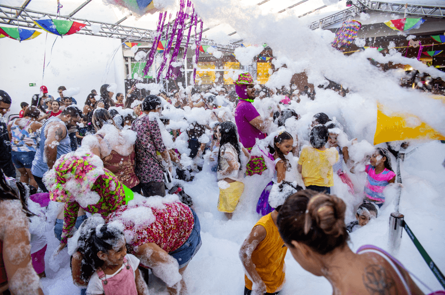 Serramar Shopping tem programação gratuita de carnaval com marchinhas e espuma em Caraguatatuba
