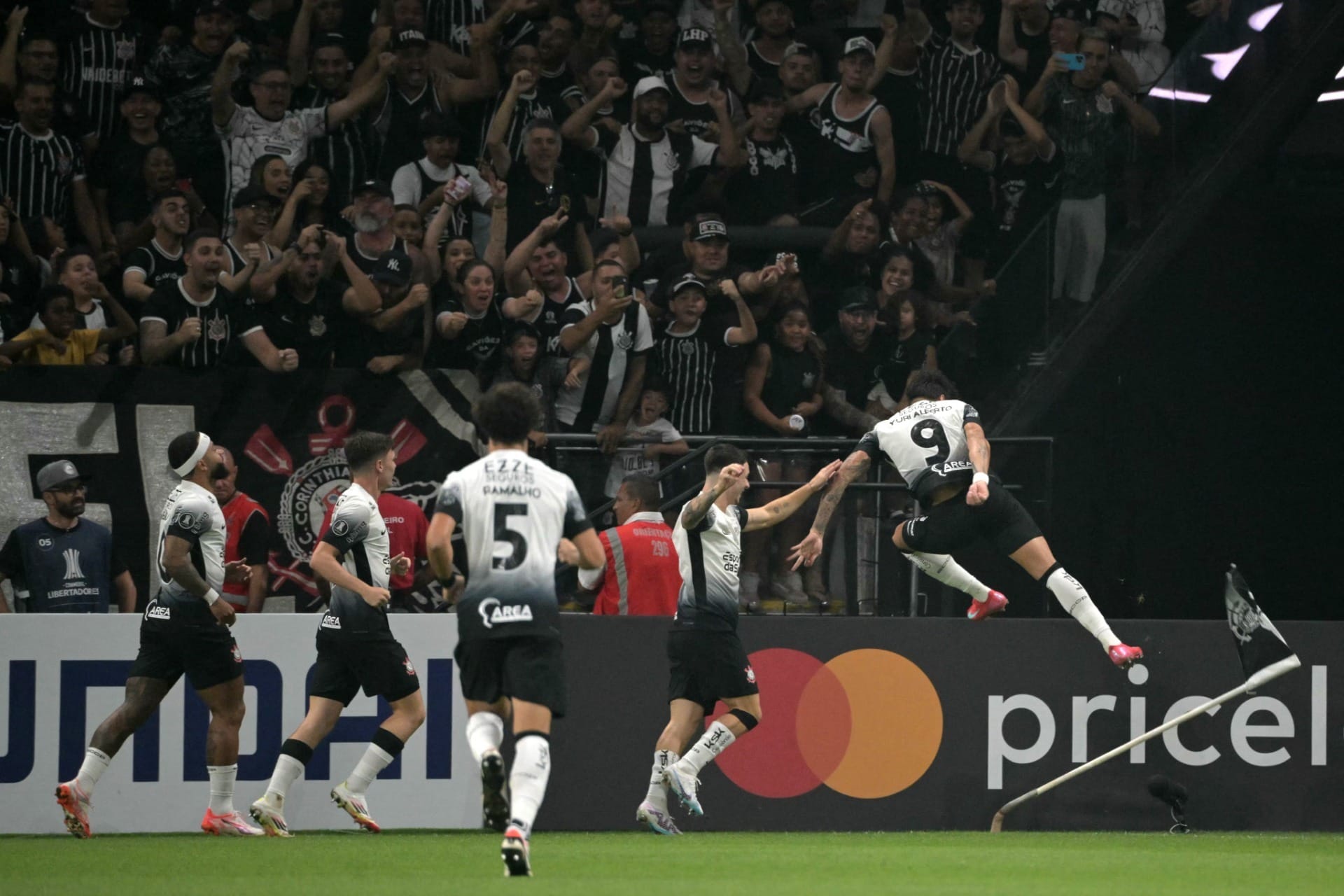 Yuri Alberto decide e Corinthians avança para a próxima fase da Libertadores