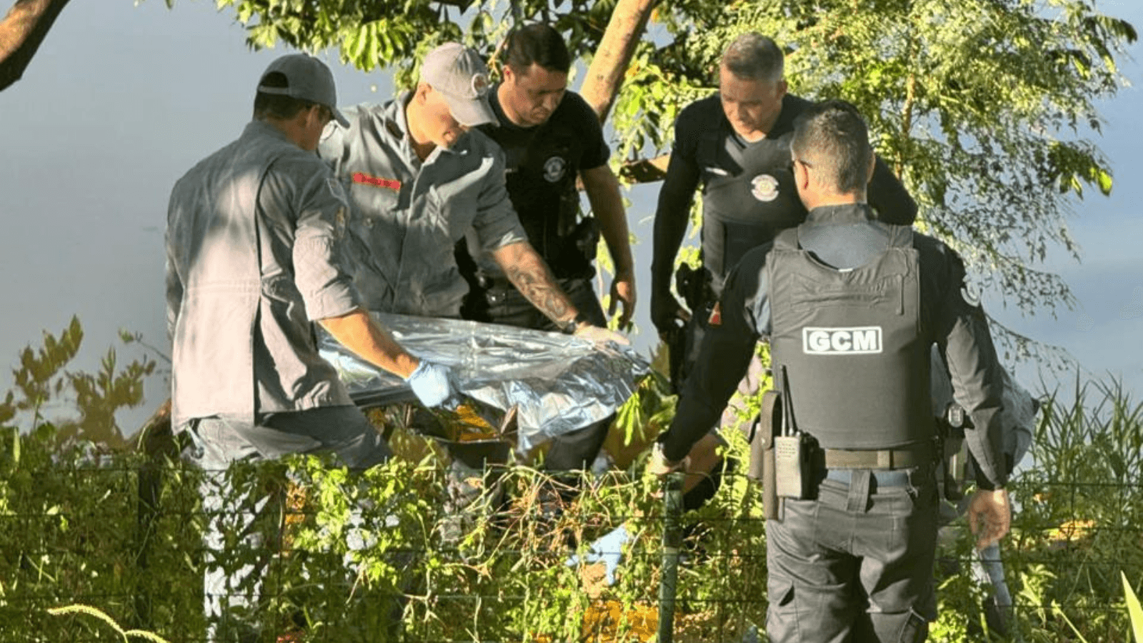 VÍDEO: idoso passa mal, cai na represa e passa a noite agarrado a uma estrutura