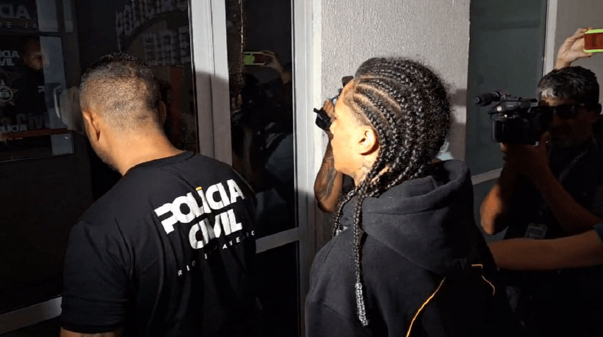 Oruam nega saber de mandado de prisão contra traficante encontrado em sua casa
