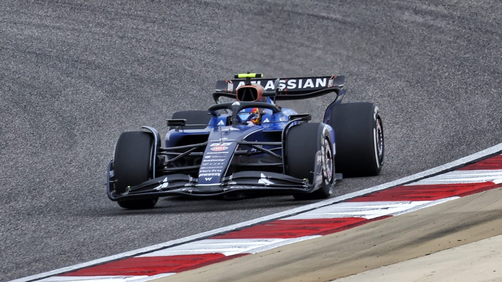 Bortoleto é 15º no segundo dia de pré-temporada da F1; Sainz dá mais de 120 voltas e lidera