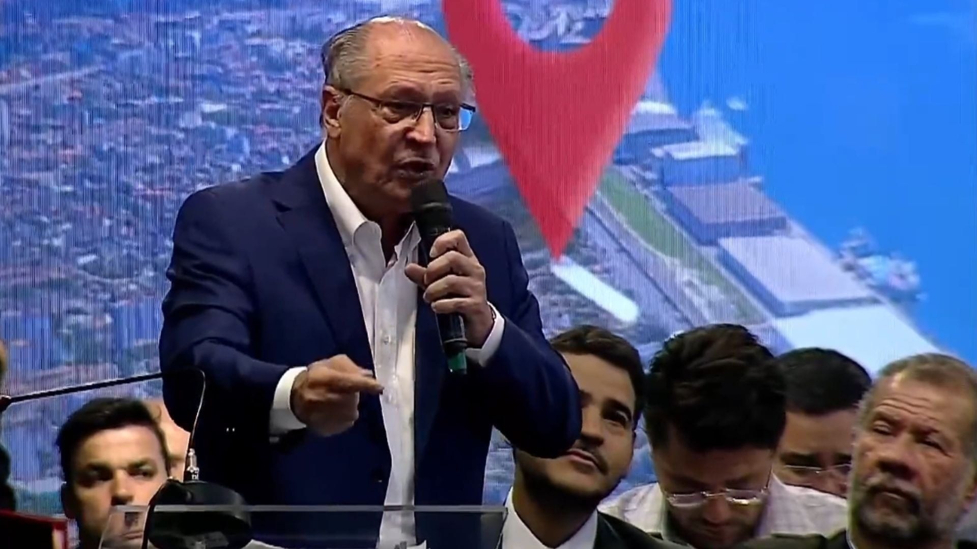 'Enquanto alguns maquinavam assassinato dos adversários, Lula promove diálogo', diz Alckmin