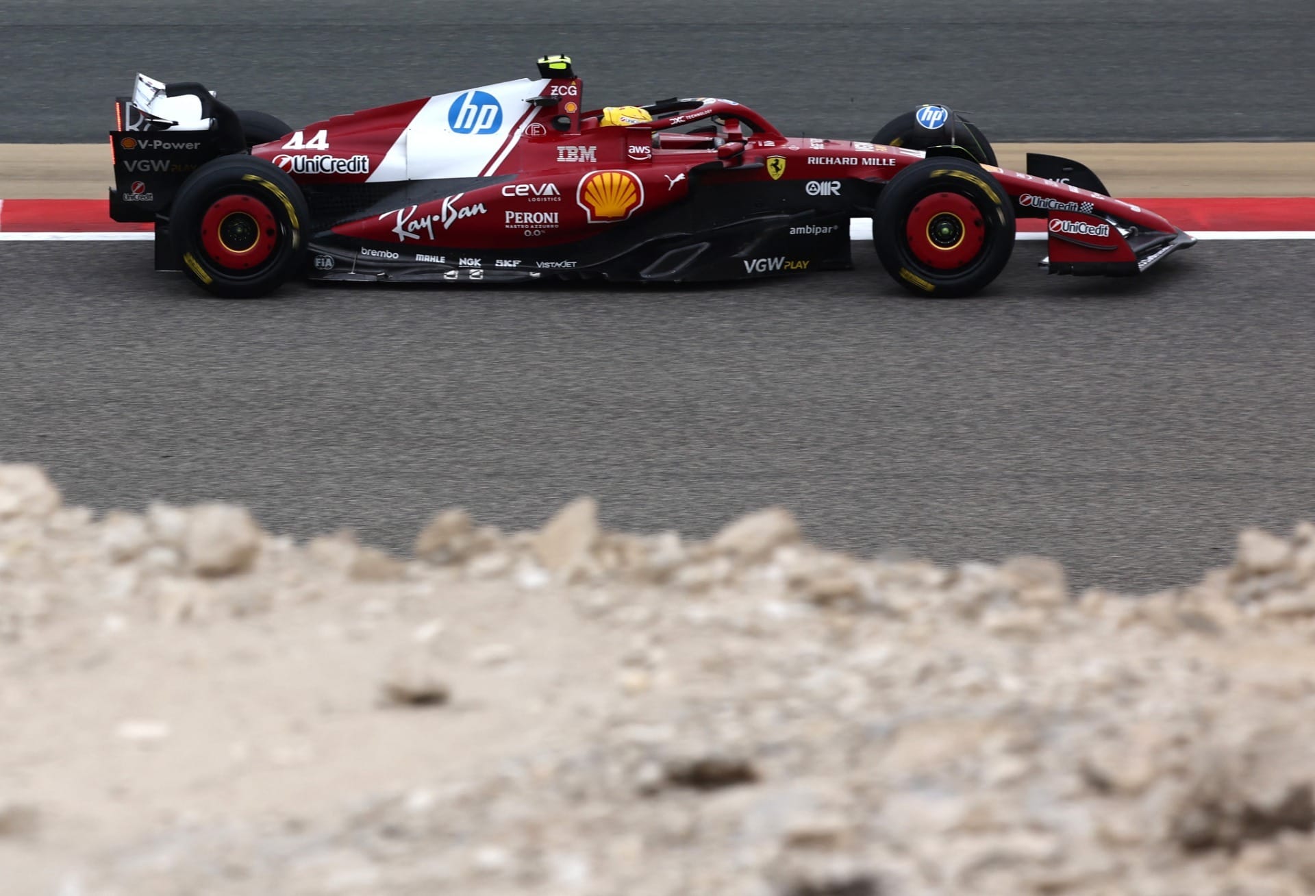 Hamilton domina manhã do segundo dia de testes da pré-temporada da F1 no Bahrein