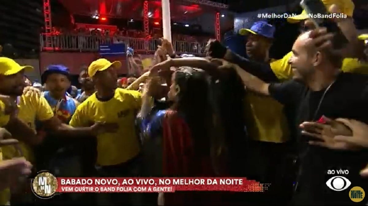 Mari Antunes, do Babado Novo, desce do trio e quase perde joia na pipoca de Salvador