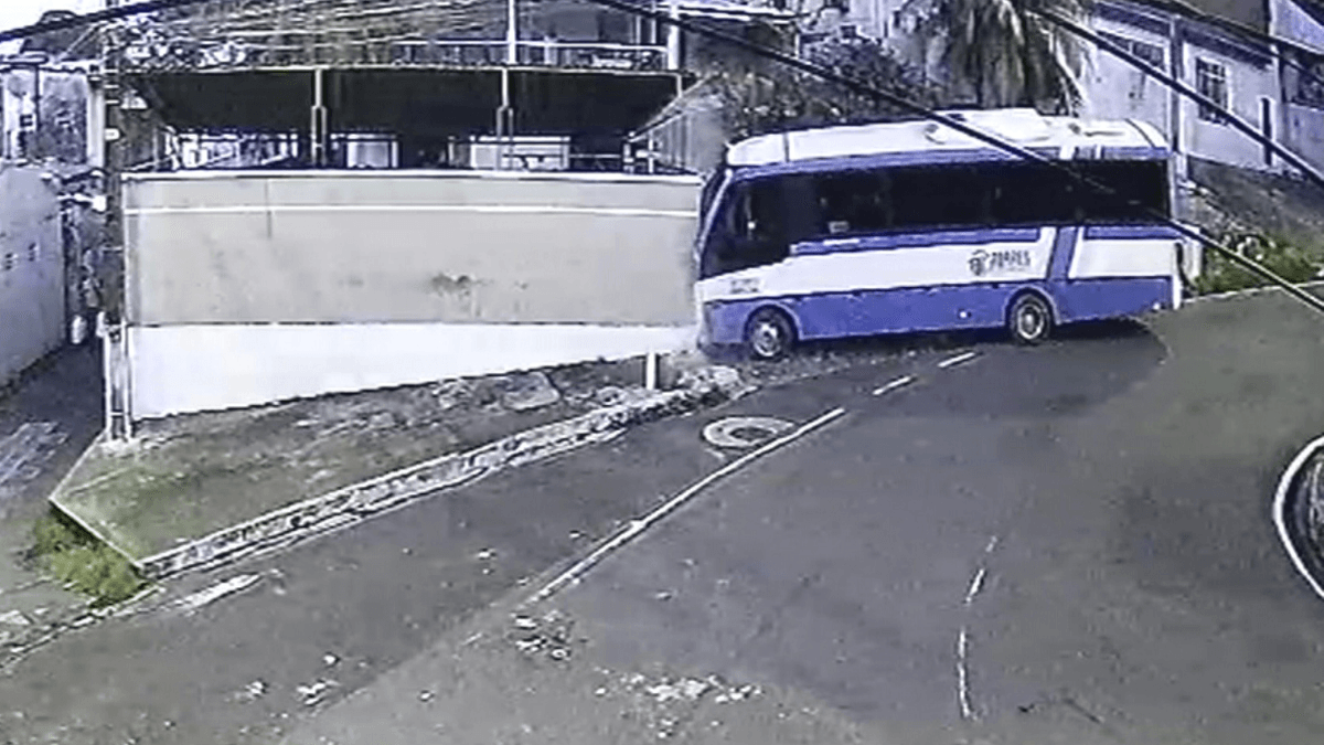 Vídeo: mulher morre após ser atropelada por ônibus em Manaus (AM)