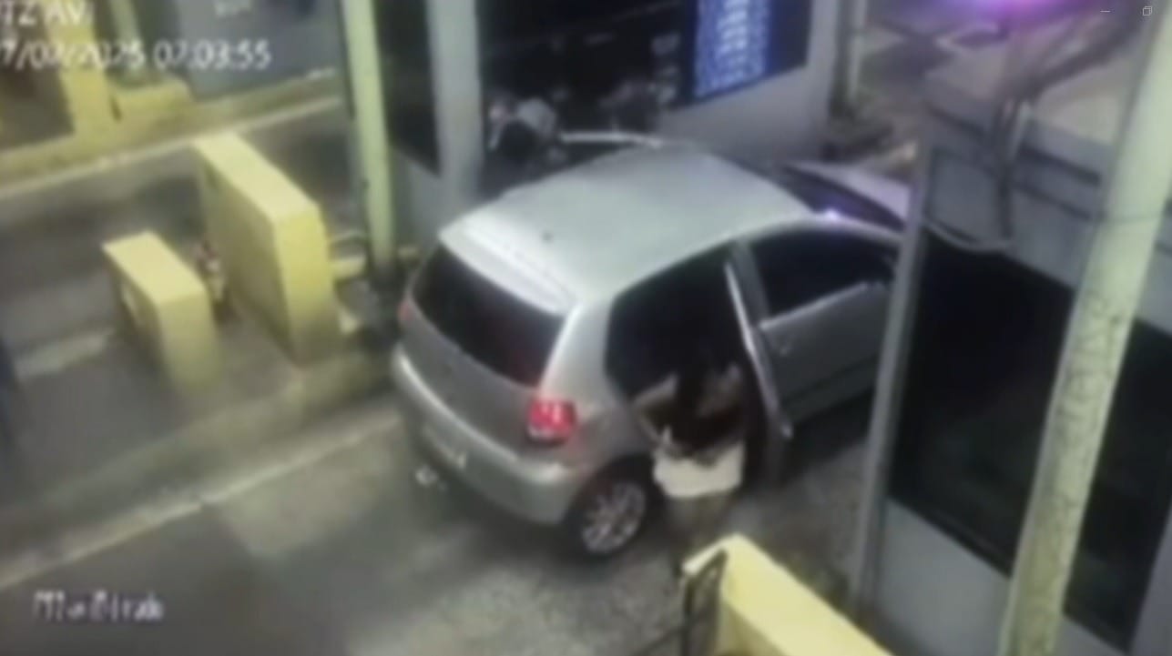 Vídeo: bandidos roubam carro em pedágio na Rodovia dos Imigrantes, em SP