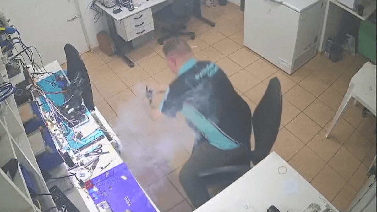 Vídeo: bateria de celular explode durante manutenção em Ponta Grossa (PR)