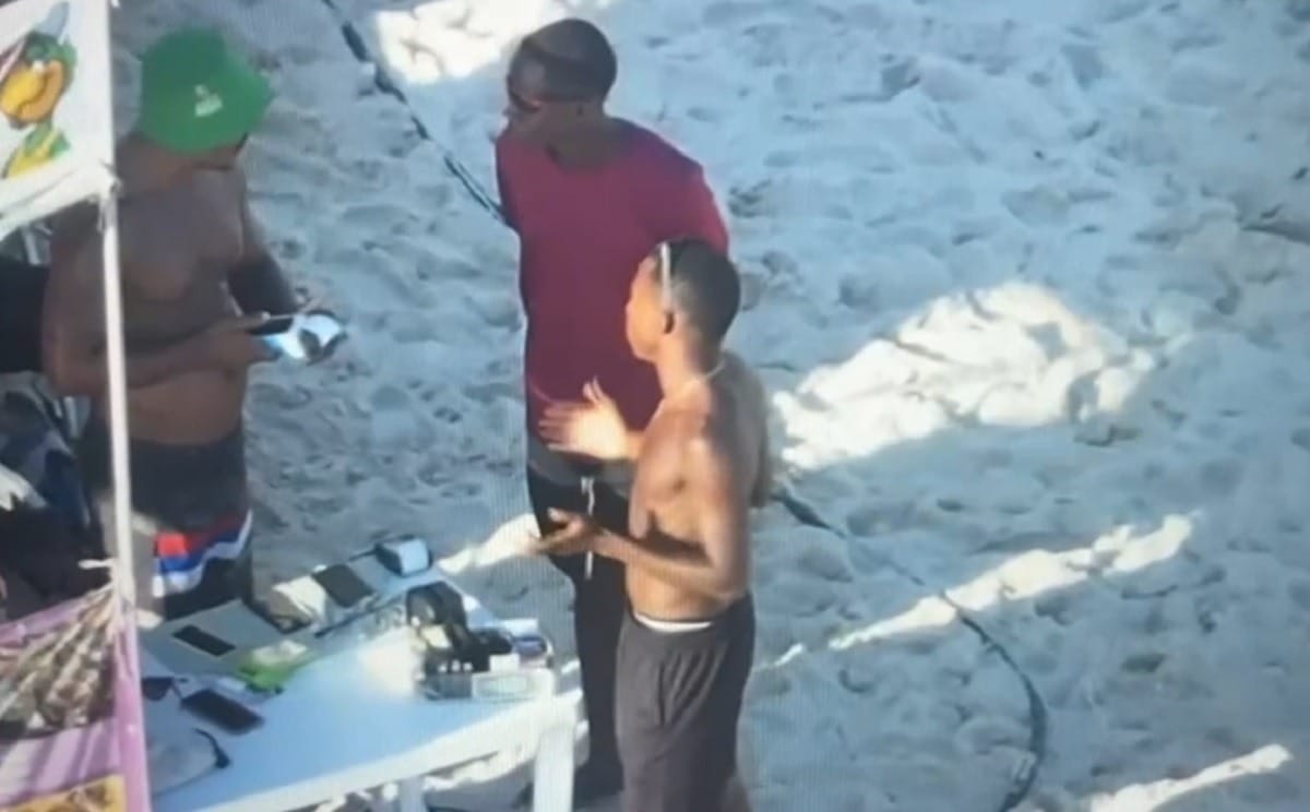 Drone da polícia flagra venda de drogas e 'golpe da maquininha' na praia de Ipanema, no RJ
