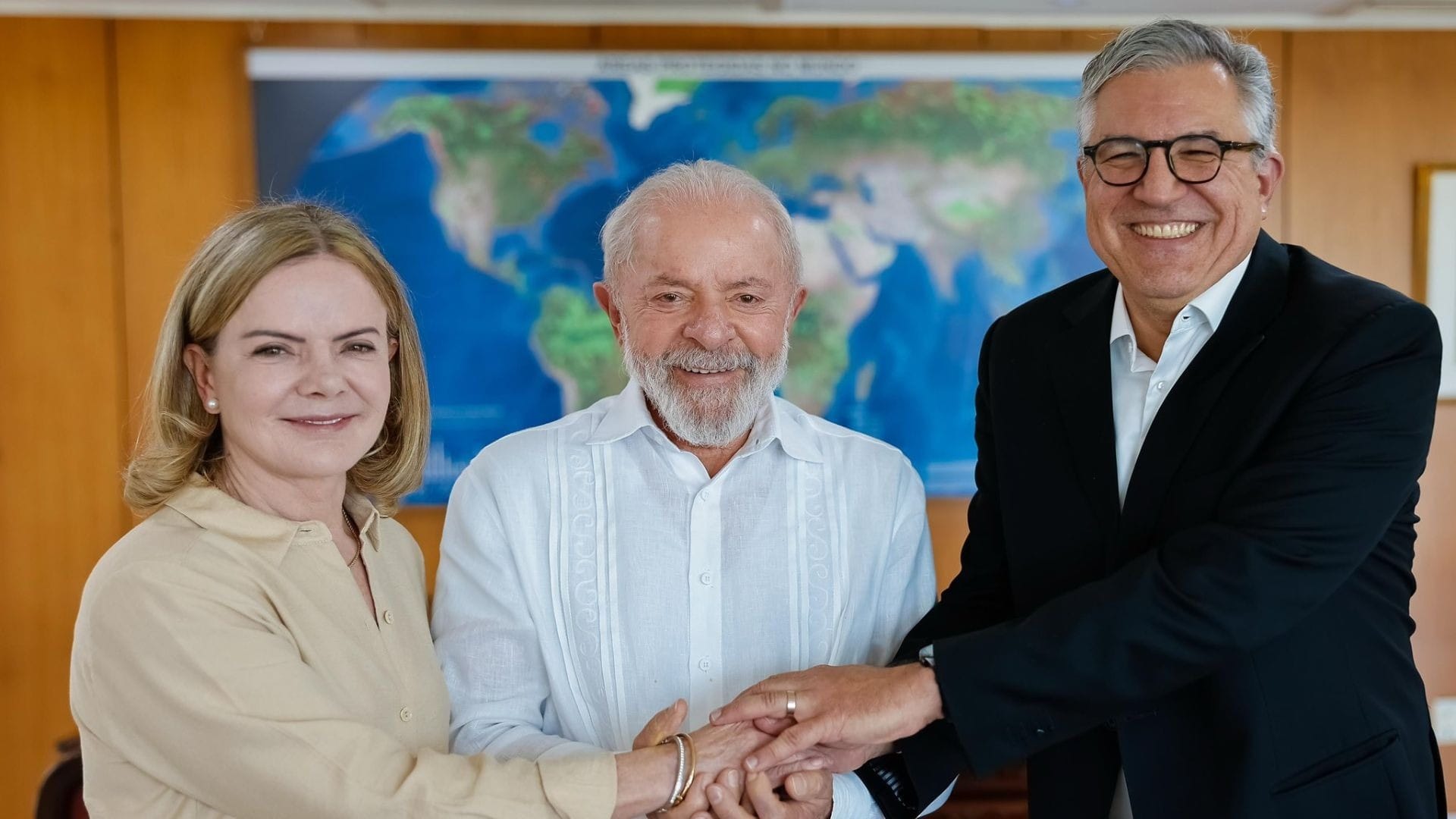 Lula confirma Gleisi Hoffmann como ministra das Relações Institucionais