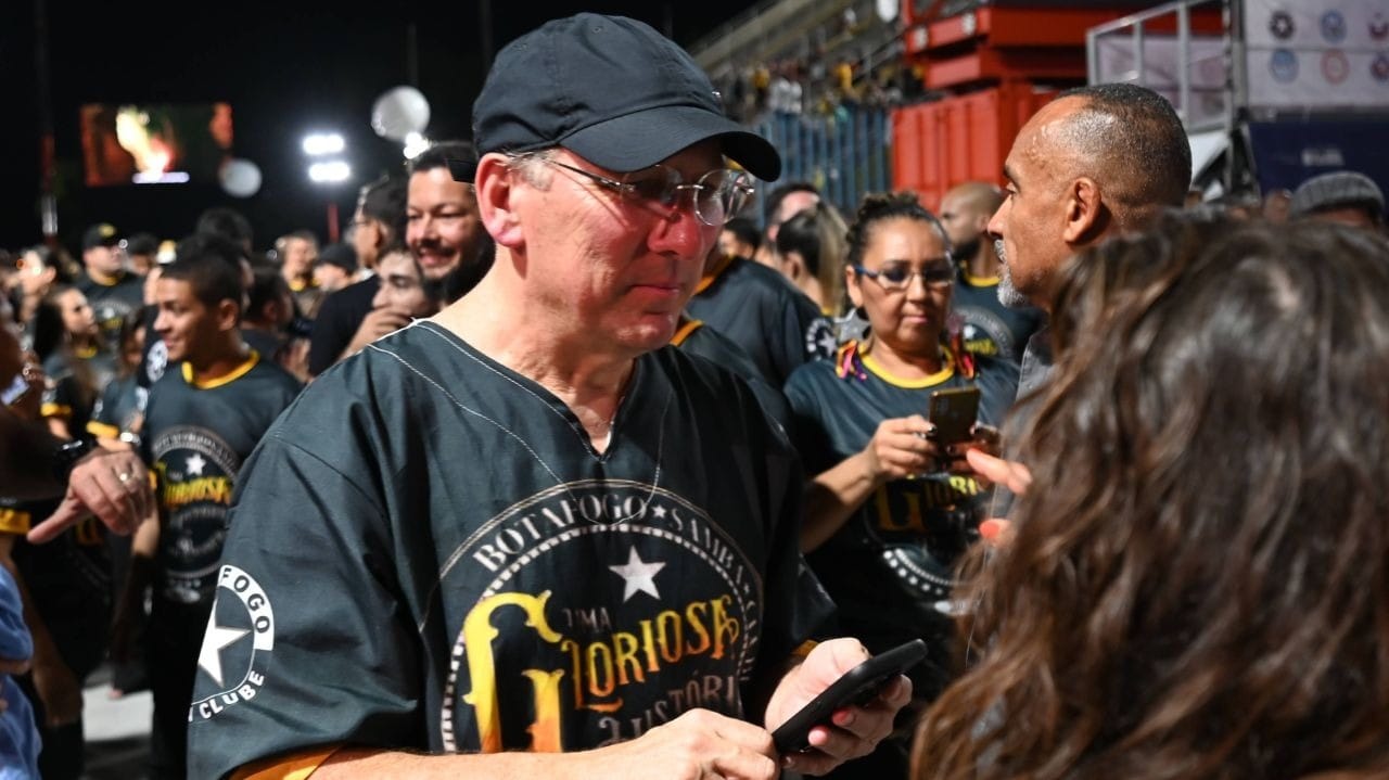 Dono do Botafogo, John Textor diz que investirá no Carnaval se for desejo do clube carioca
