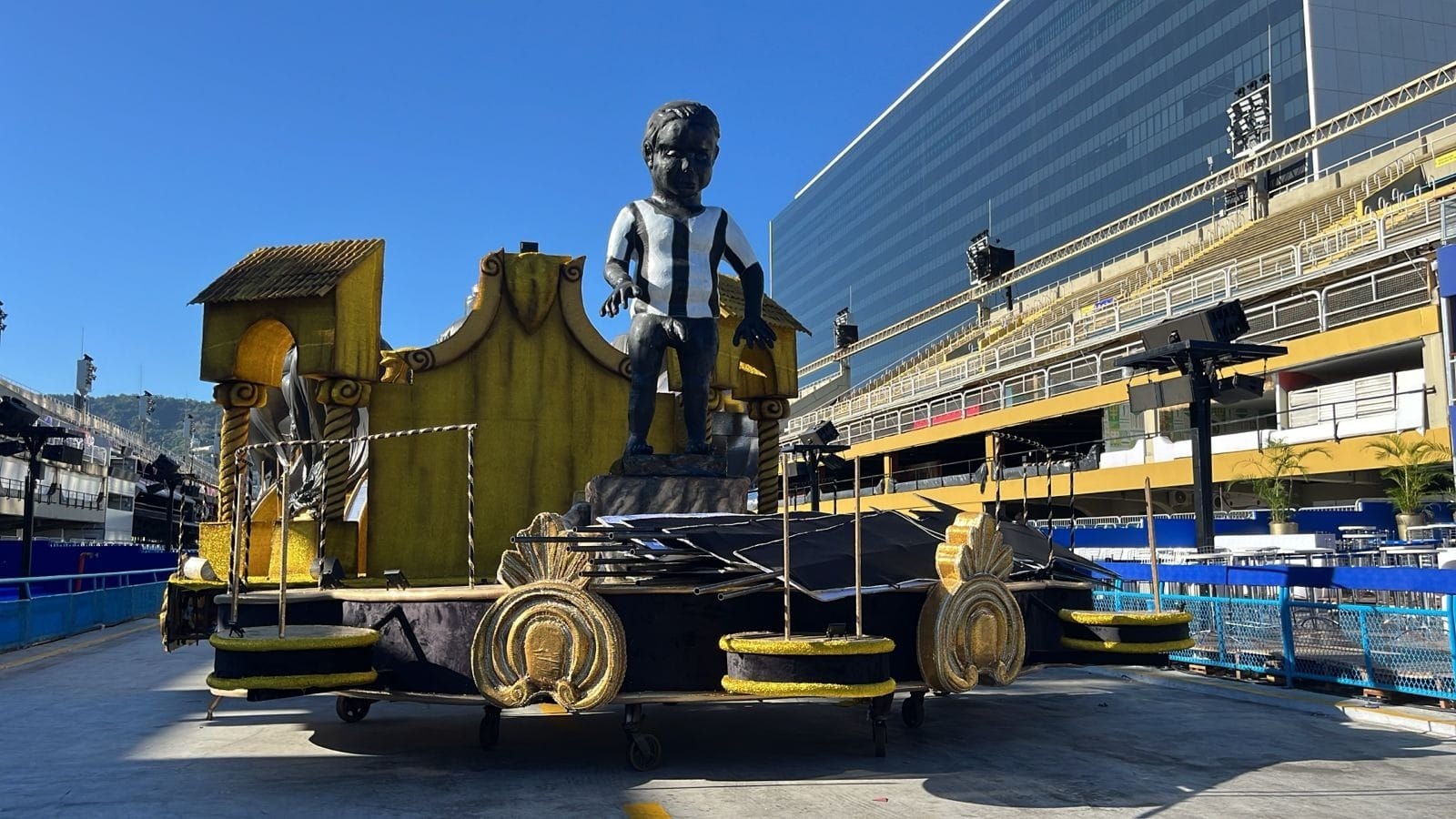 Carros alegóricos da Série Ouro do Carnaval já estão posicionados na entrada da Sapucaí