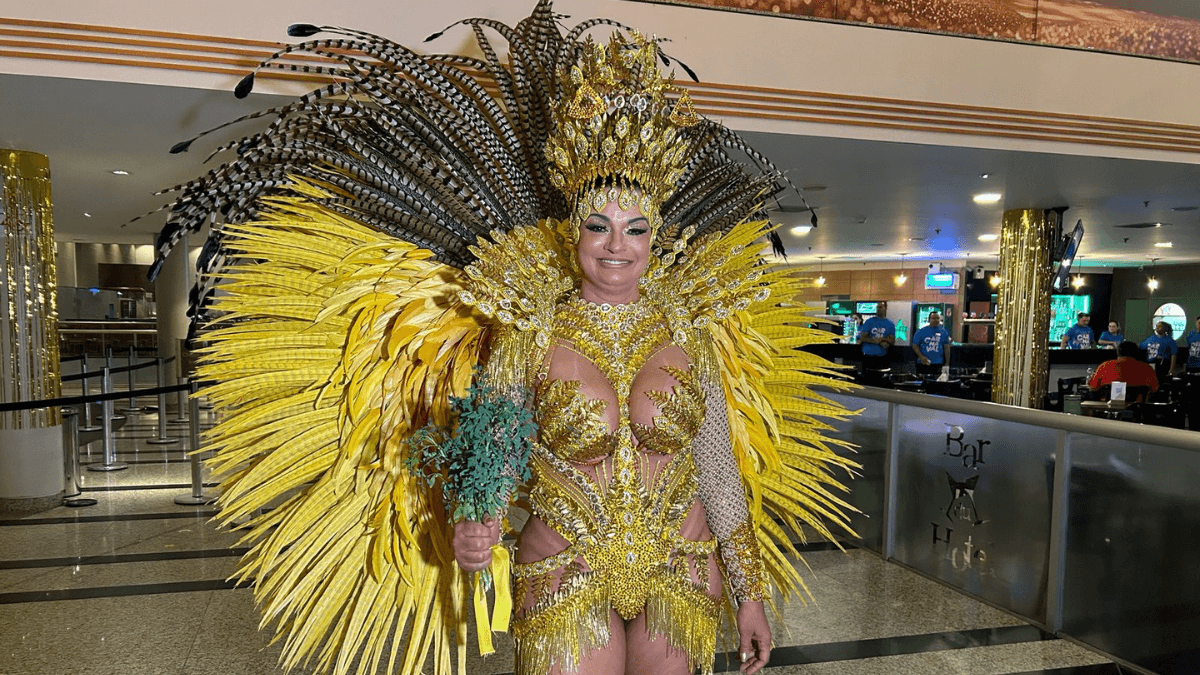 Madrinha de bateria da Acadêmicos do Tatuapé desfila com ramo de arruda para afastar mau olhado