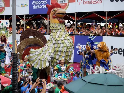 Galo da Madrugada gigante arrasta multidão no Recife com 30 trios elétricos