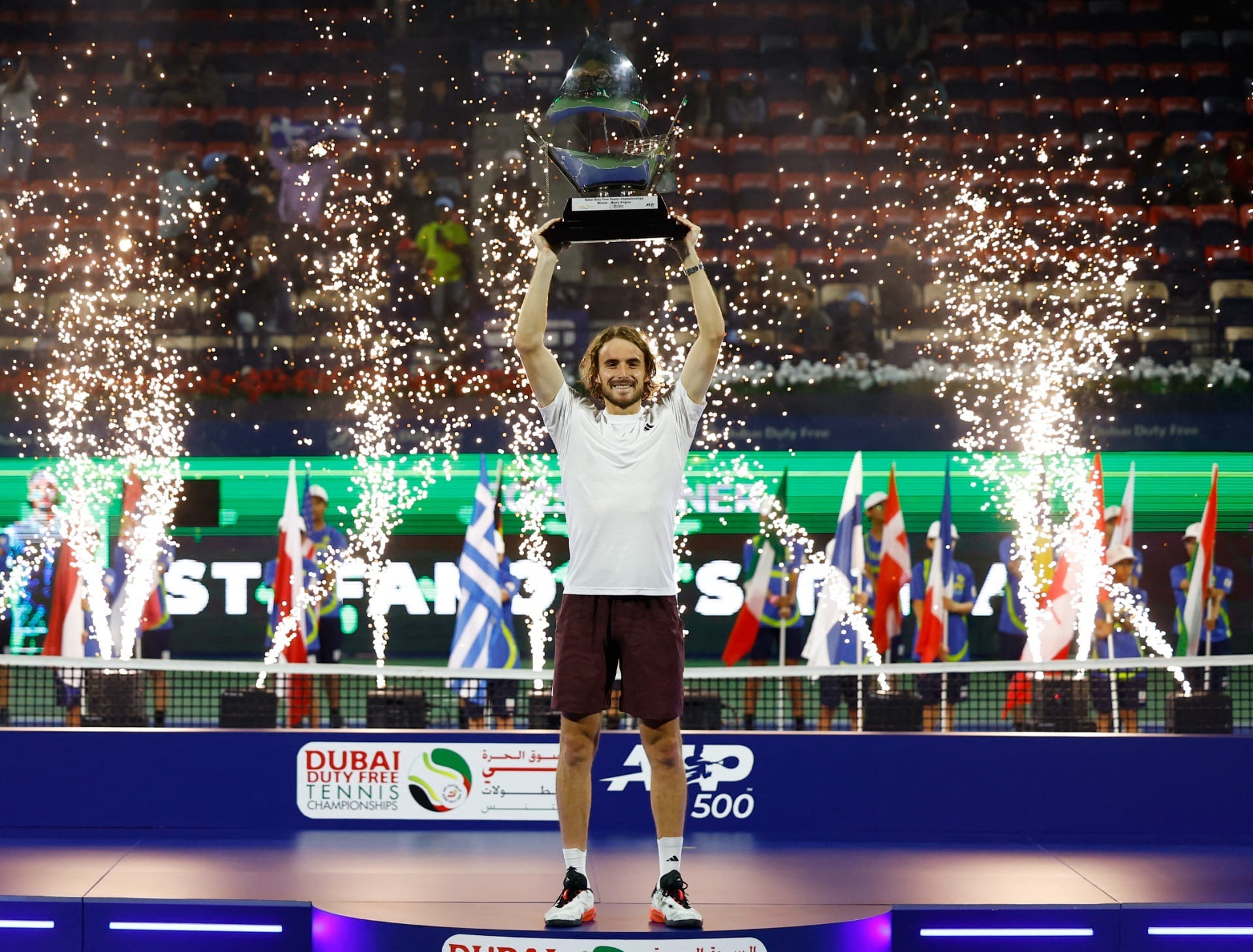 Tsitsipas encerra jejum de quase 11 meses, conquista título de Dubai e volta ao top 10