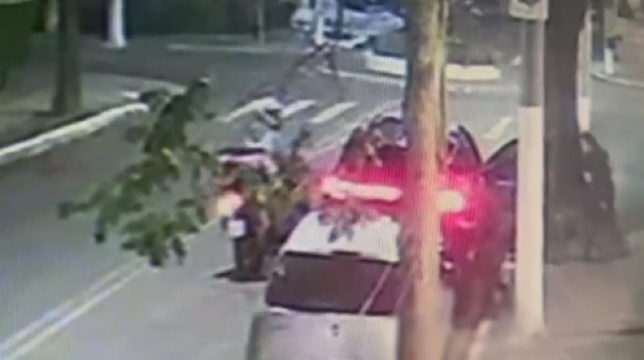 Vídeo mostra homem sendo baleado ao tentar assaltar escolta do vice-governador de SP