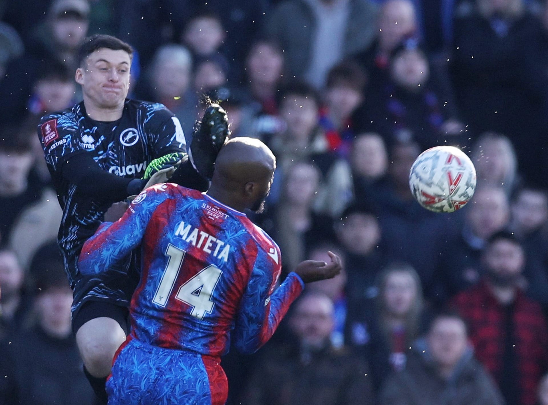 Vídeo: Atacante leva 'voadora' na cabeça e sai de campo de maca na Copa da Inglaterra