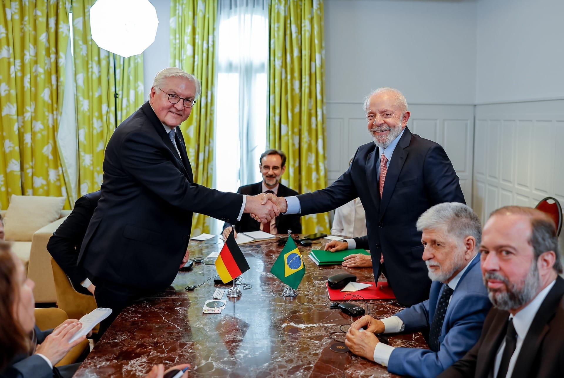 No Uruguai, Lula se encontra com presidente da Alemanha e candidata do Equador