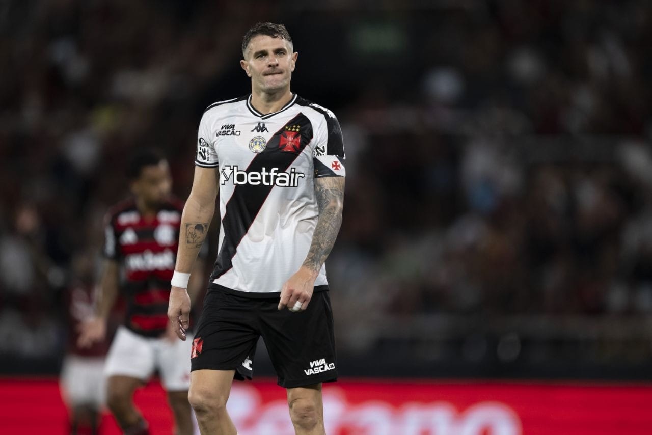 Vegetti se irrita com não expulsão de Wesley após derrota do Vasco: "Contra o Flamengo é assim"