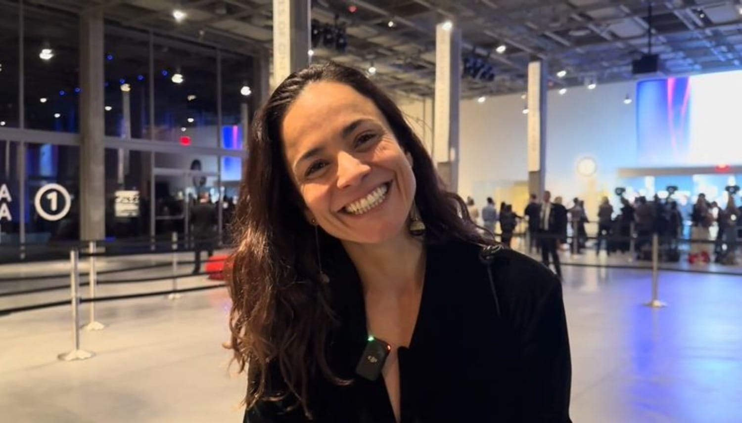 Alice Braga promete beijo na boca de Fernanda Torres caso ela vença prêmio de Melhor Atriz