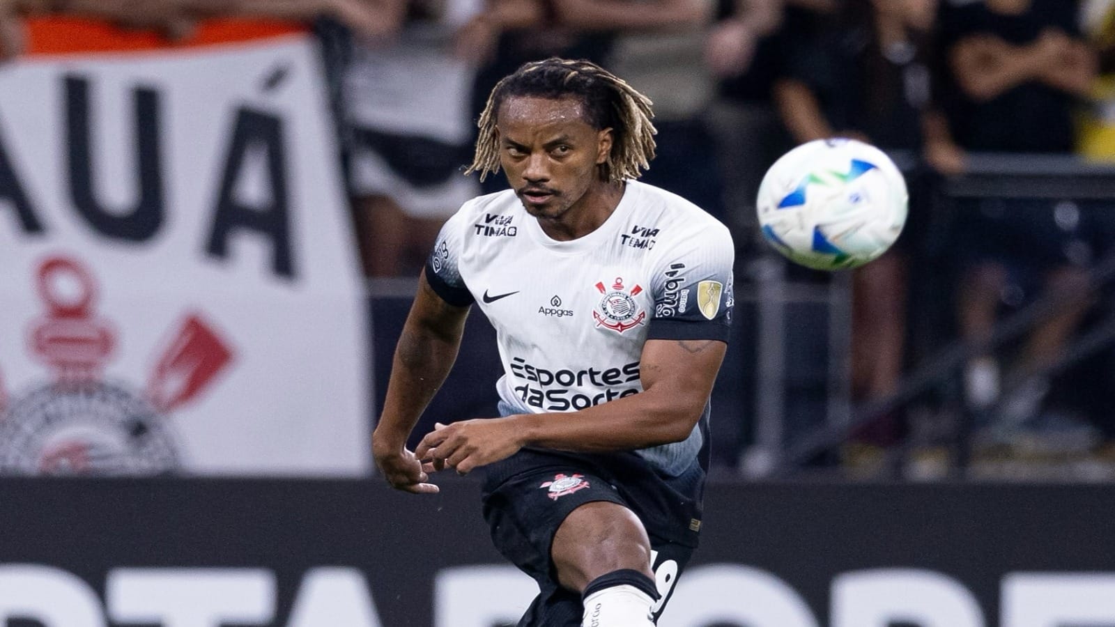 Carrillo pediu conselhos a Guerrero antes de assinar com o Corinthians em 2024