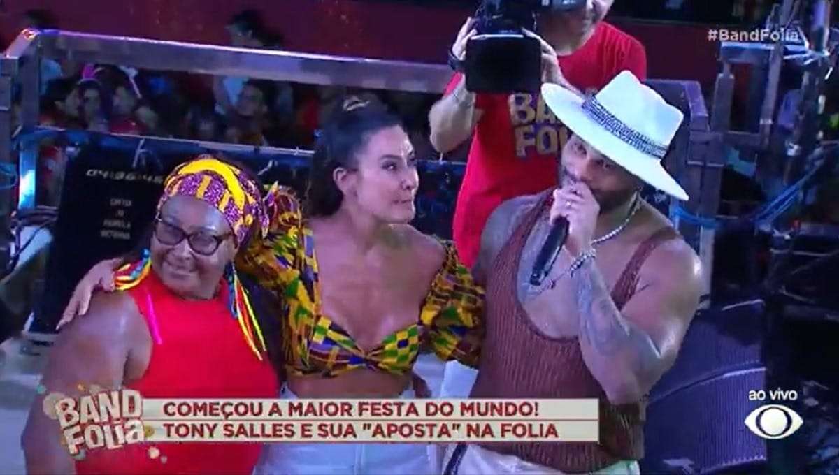 Ao lado de Scheila Carvalho, Tony Salles chora com sucesso de trio em Salvador