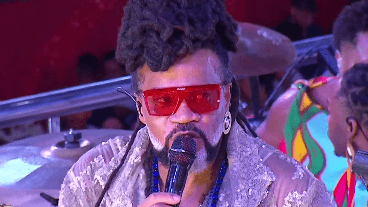Carlinhos Brown diz que racismo é falta de conhecimento: "Somos uma raça só"