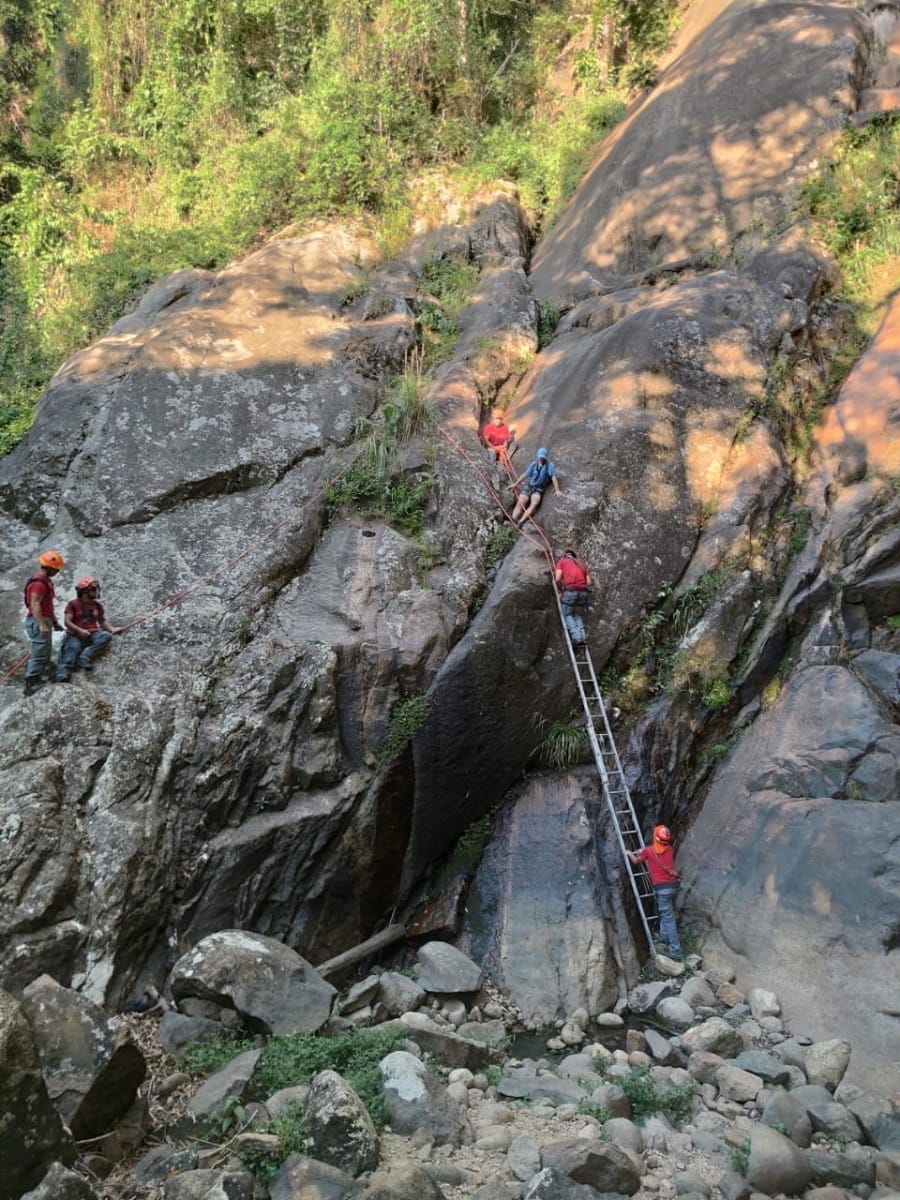 Turista alemão é resgatado após escalar cachoeira e ficar preso, em Ilhabela-SP