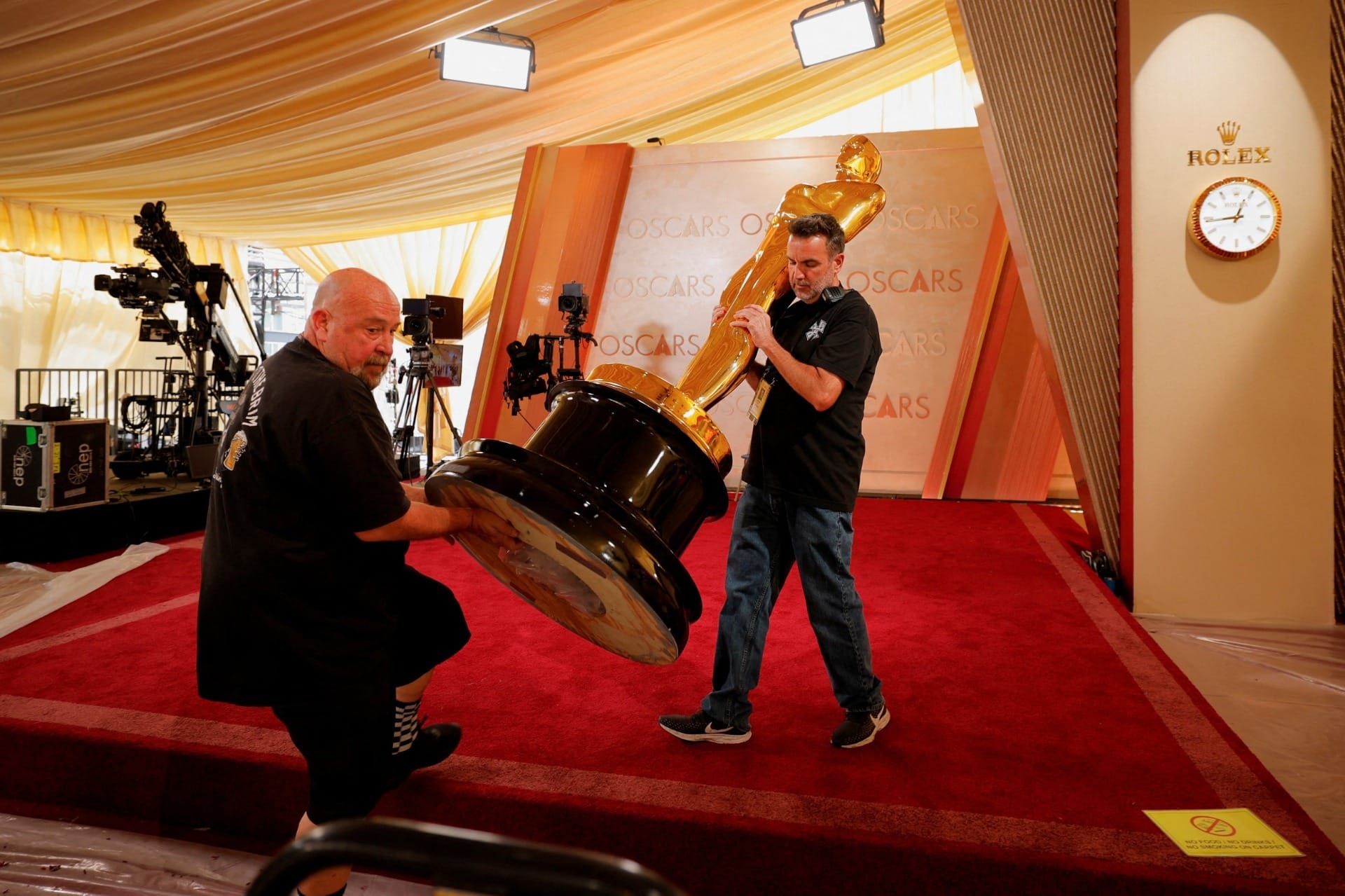Oscar 2025: quem confecciona o icônico tapete vermelho, que possui tom exclusivo para cerimônia