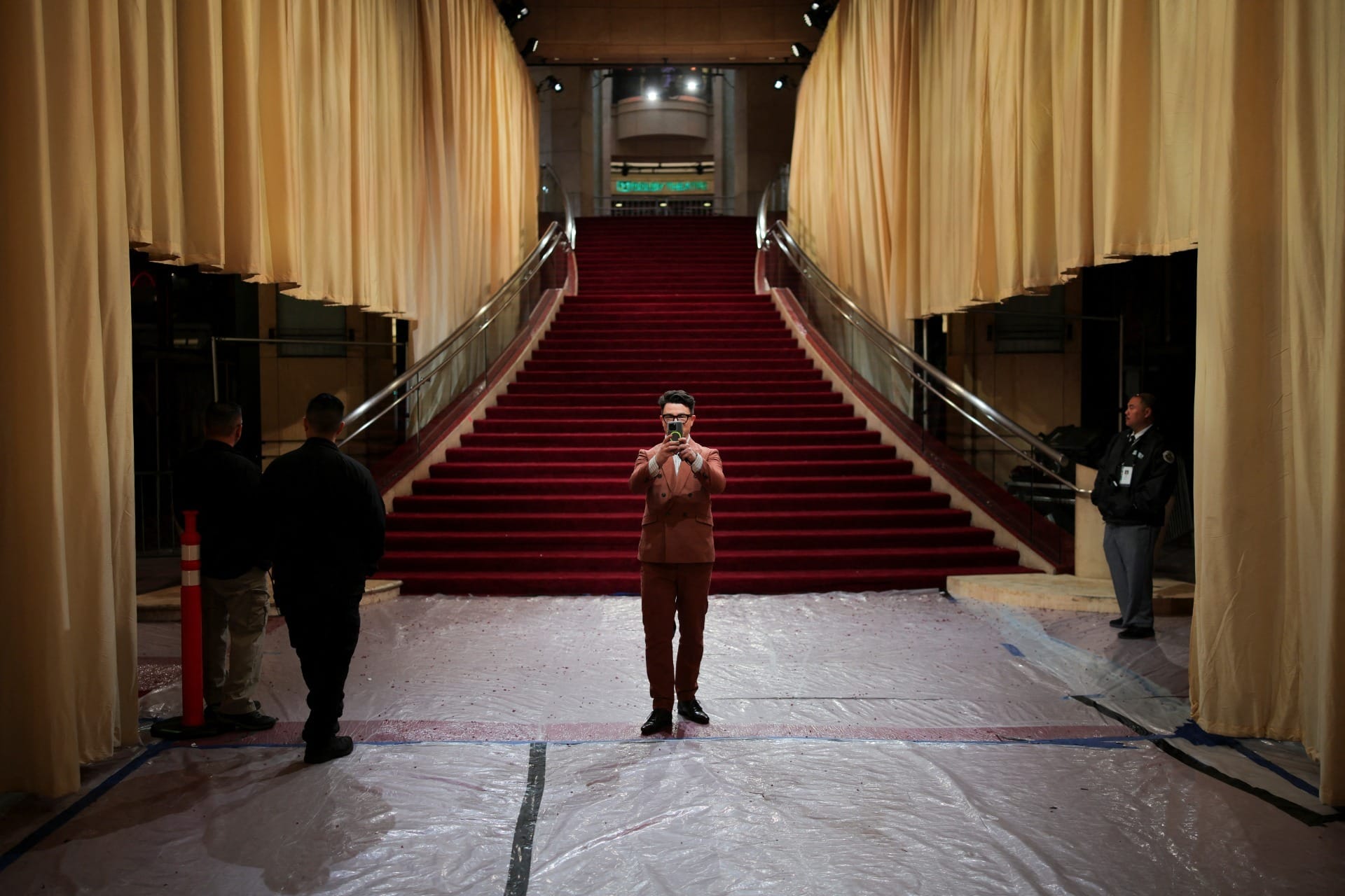 Escadaria do Dolby Theatre, em Los Angeles, com tapete vermelho para a cerimônia do Oscar | Foto: Daniel Cole/Reuters