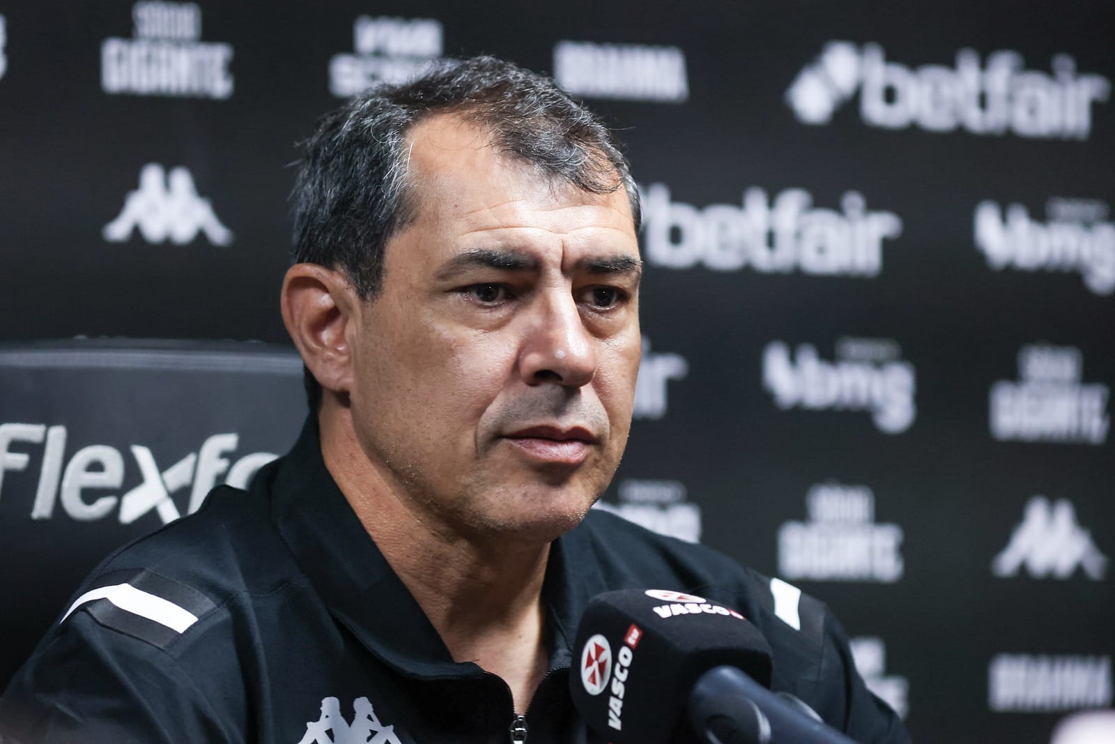Carille alerta sobre mental dos jogadores do Vasco: "Toma um gol e parece que acabou"
