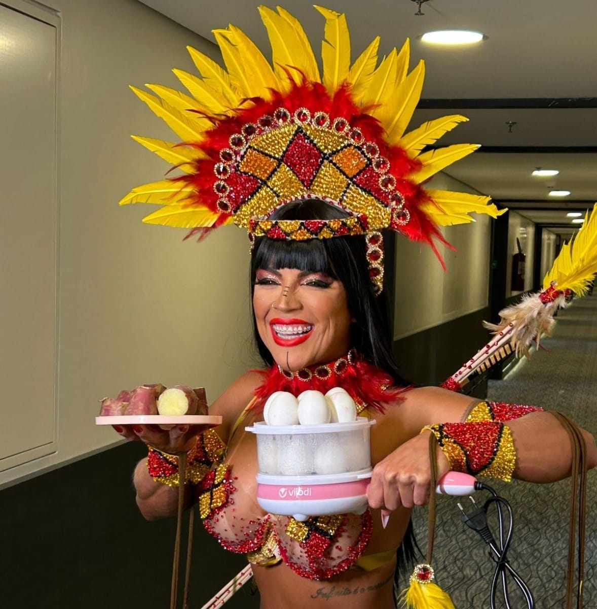 Primeira miss bumbum faz dieta de 1200 ovos e jejum de sexo para desfilar como musa