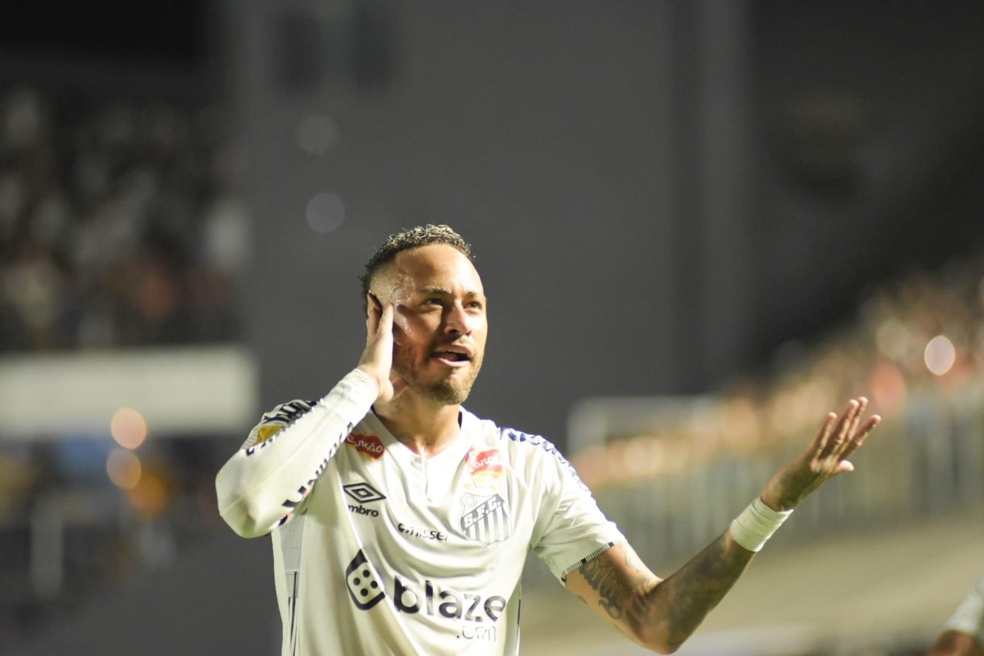 Neymar sente dores, mas indica que vai jogar na semi: "Eles têm mais medo de me pegar"