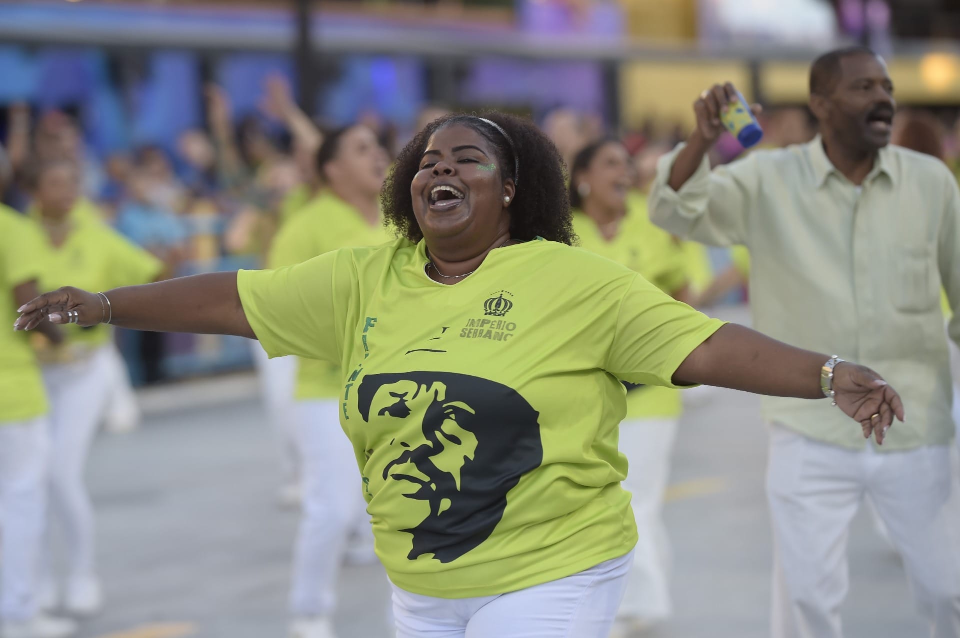Festa e resistência marcam encerramento dos desfiles da Série Ouro na Marquês de Sapucaí