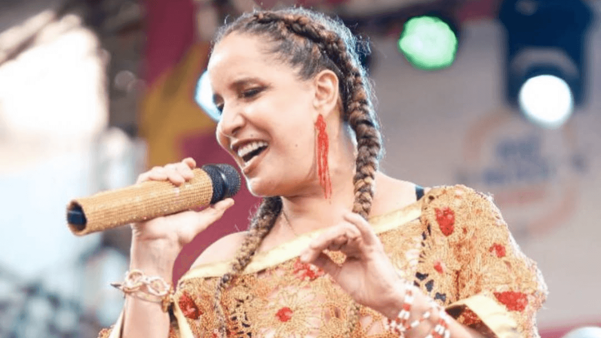 "Fui da igreja evangélica para o trio elétrico", relembra Sarajane, pioneira do Axé Music