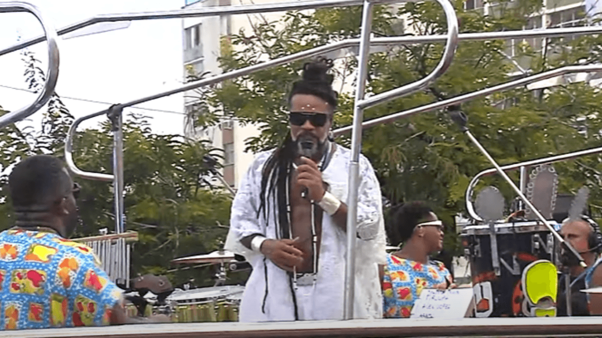 Carlinhos Brown em meio à polêmica sobre o Carnaval: “Não é pela carne, é pela espiritualidade”
