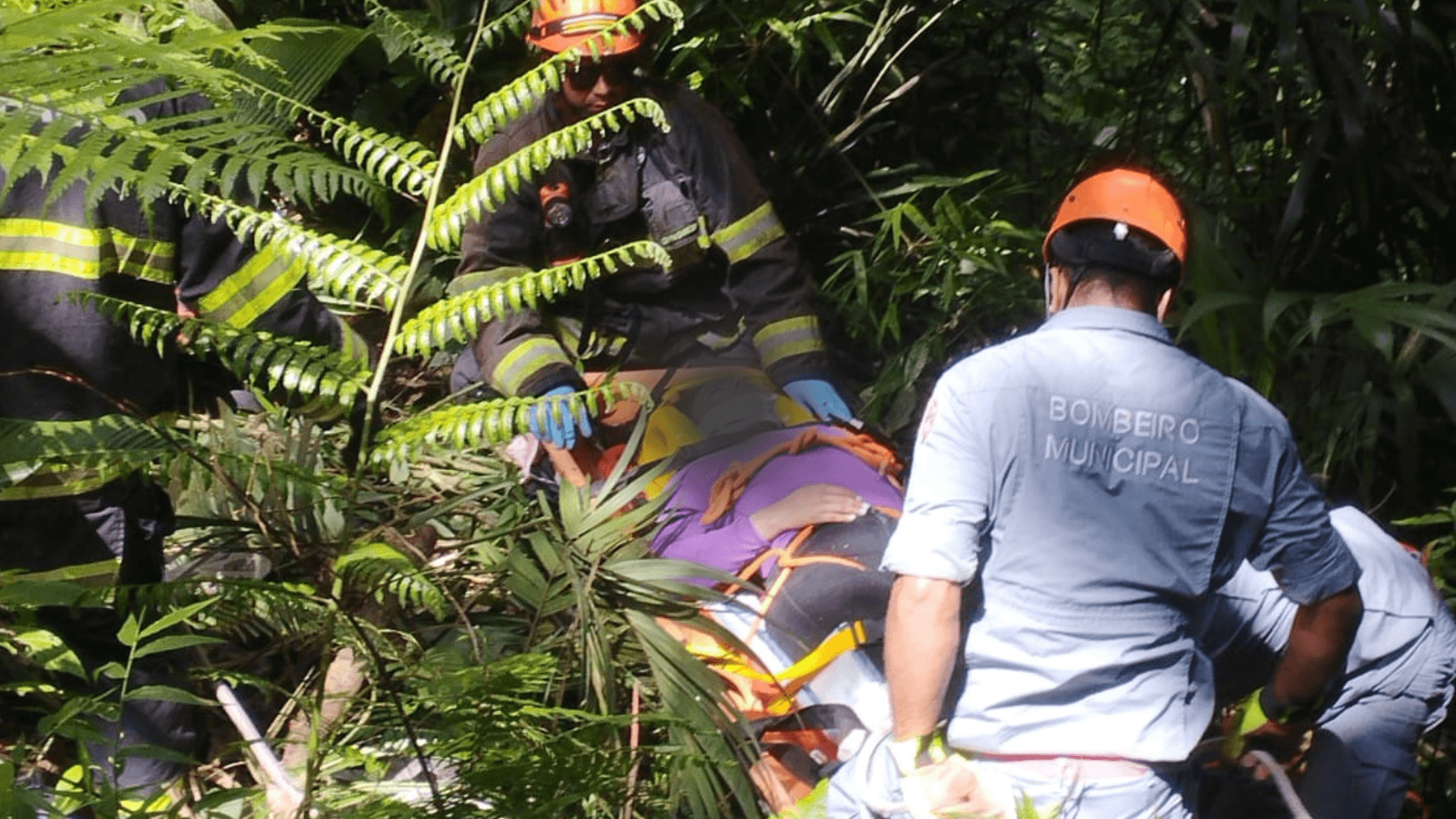 Moto perde freio, colide com muro e jovem é arremessada da ribanceira em Ubatuba-SP