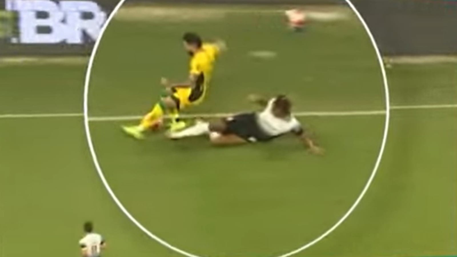 Para Chico Garcia, Carrillo 'tinha que ter sido expulso' por carrinho em Clayson