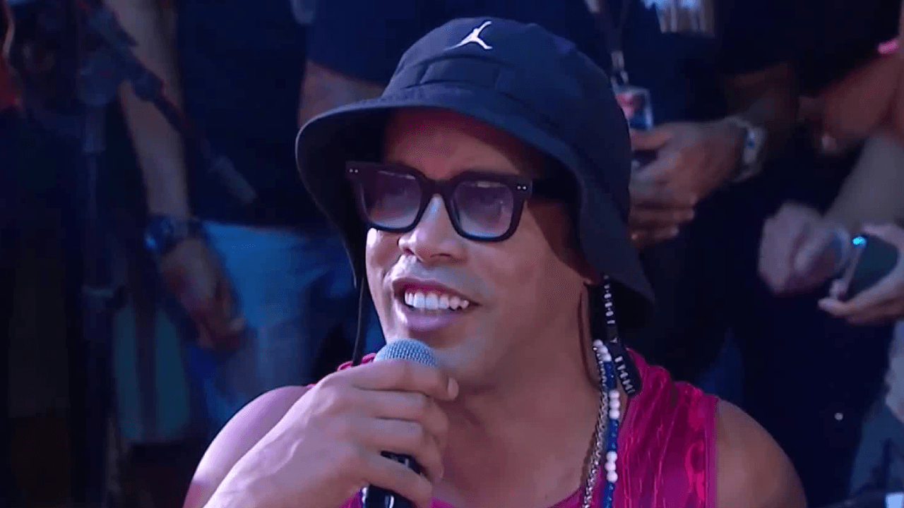 Ronaldinho Gaúcho surge em trio no carnaval de Salvador e brinca com Tierry: "Rolê aleatório"