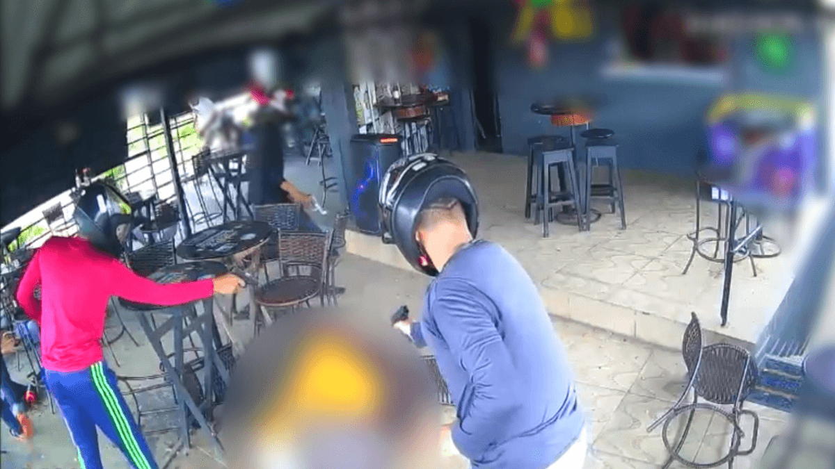 Vídeo: comerciante é executado com mais de 30 tiros no meio do bar em João Pessoa (PB)