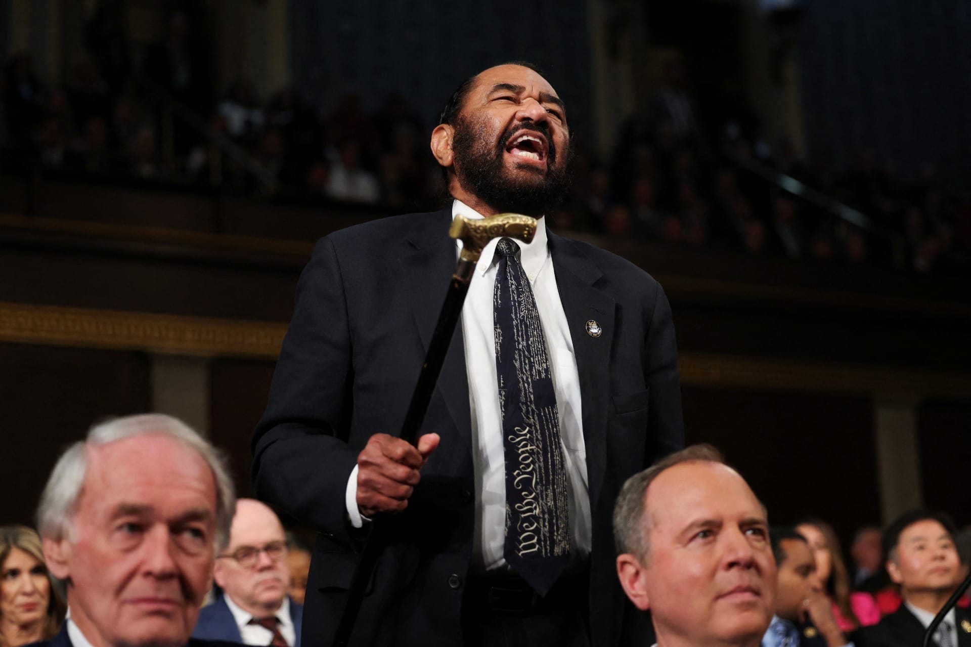 Deputado democrata Al Green é expulso do Congresso dos EUA durante discurso de Trump