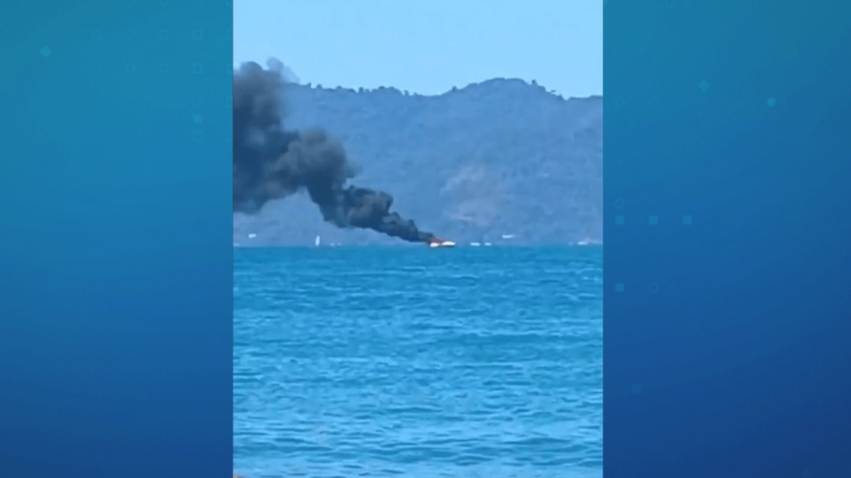 Vídeo: lancha pega fogo e afunda no mar de Angra dos Reis (RJ); Marinha investiga o caso