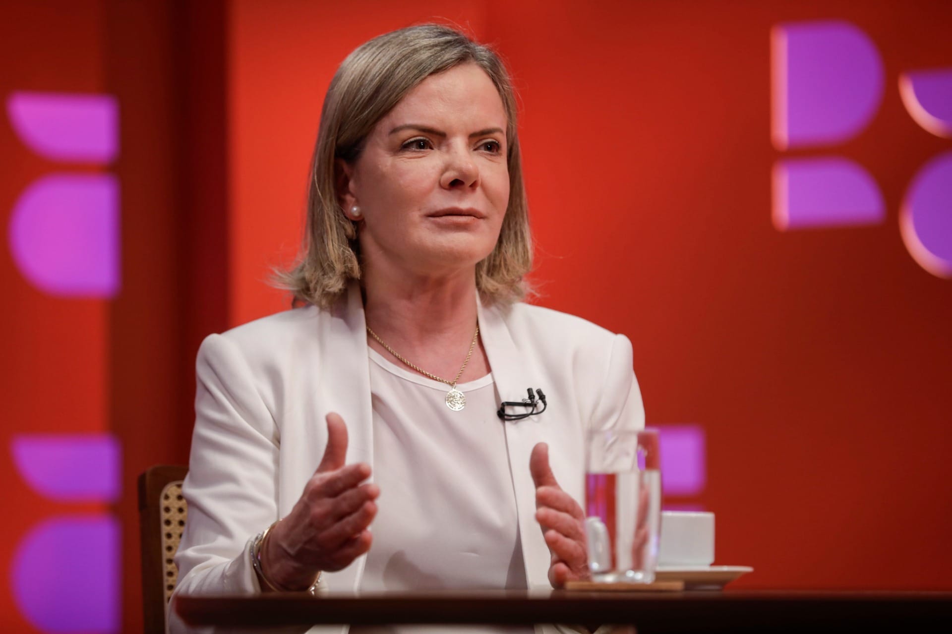 Gleisi diz que chega ao governo para buscar alianças que possam "garantir Lula em 2026"