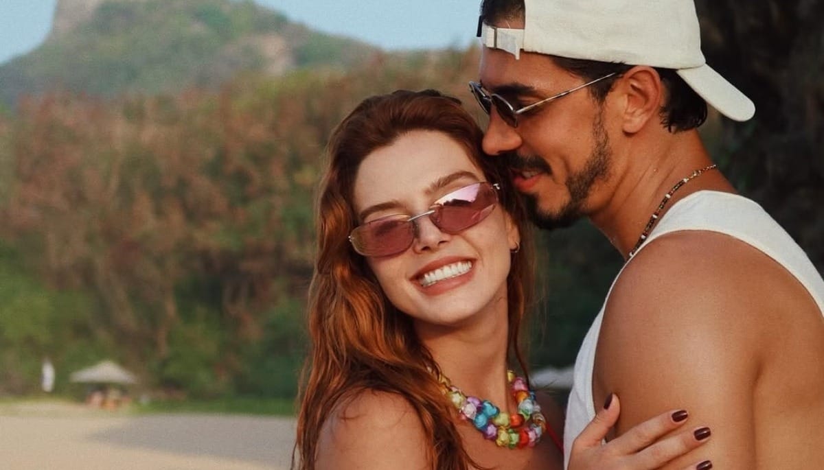 Por que Giovanna Lancellotti estava na mesa da Beija-Flor durante apuração