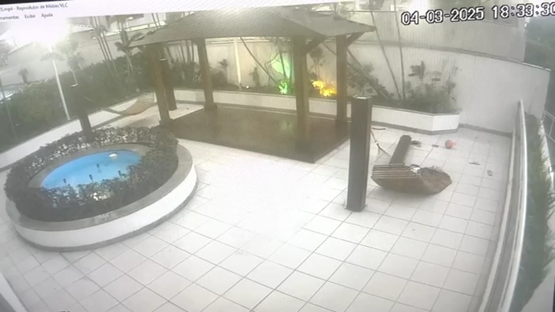 Criança morre após ser atingida por haste de rede em condomínio no Rio