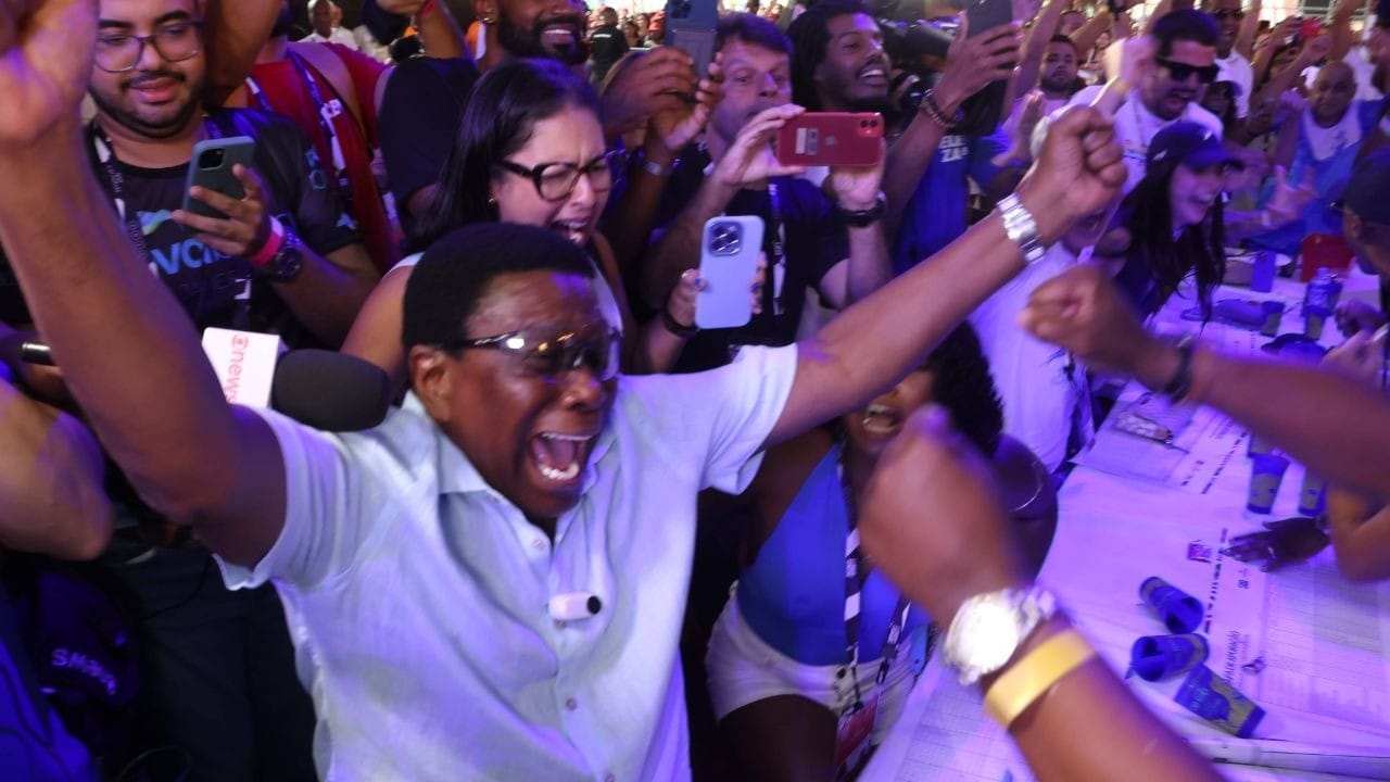 Neguinho da Beija-Flor se apresenta no desfile das campeãs e diz não reconsiderar aposentadoria