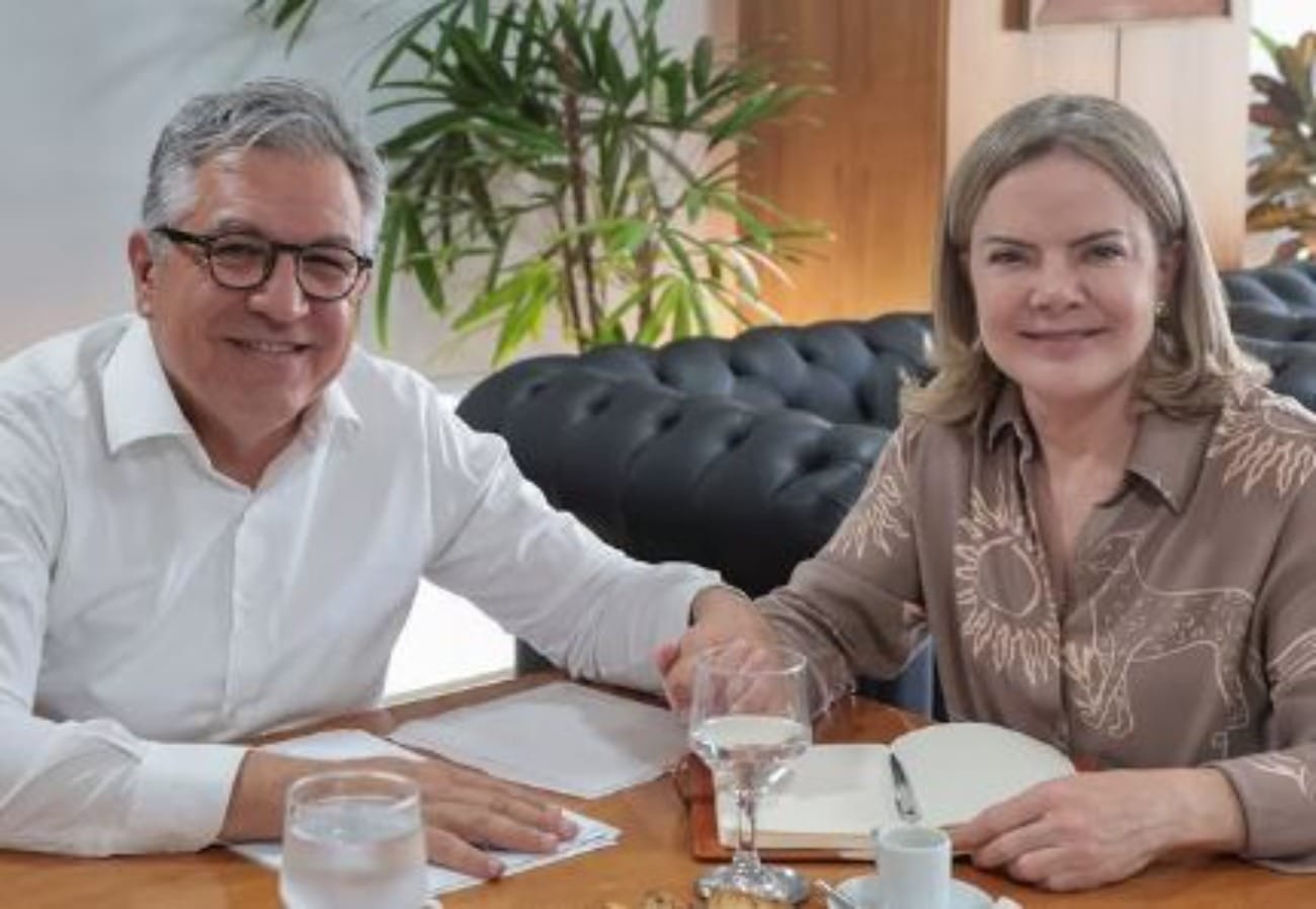 Gleisi e Padilha fazem reunião de transição na Secretaria de Relações Institucionais