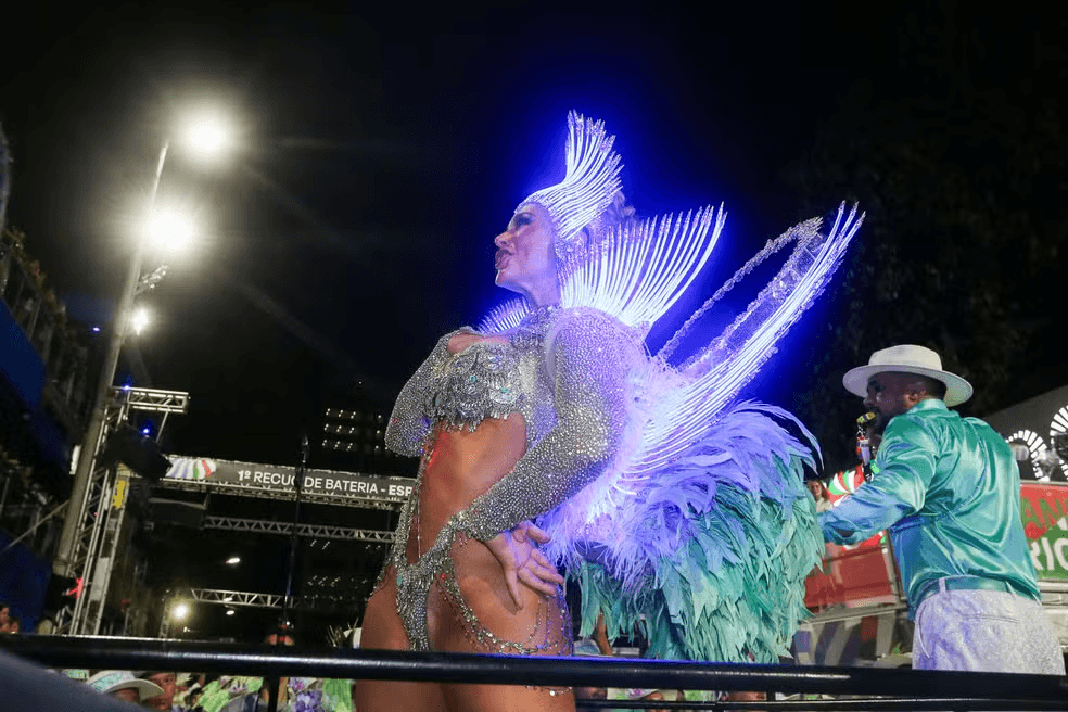 Paolla Oliveira se despede do posto de rainha de bateria com último desfile na Sapucaí